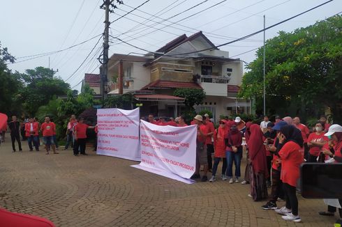 Berkaus Merah, Warga Puri Bali Gelar Demo Tuntut Lurah dan Pengembang Atasi Banjir