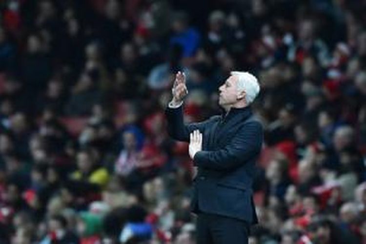 Salah satu ekspresi pelatih Newcastle United Alan Pardew ketika menyaksikan anak-anak didiknya melawan Arsenal, pada lanjutan Premier League, di Emirates Stadium, London, Sabtu (13/12/20140. Laga itu berakhir 4-1 untuk Arsenal.