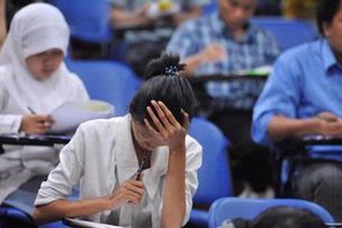 Peserta mengerjakan soal Seleksi Nasional Masuk Perguruan Tinggi Negeri (SNMPTN) bidang Ilmu Pengetahuan Sosial di Auditorium Gedung Fakultas Ilmu Keperawatan Universitas Indonesia di Depok, Selasa (12/6/2012).
