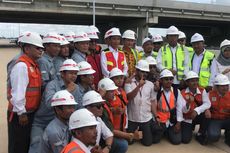 Pose Jempol Pekerja Tol Trans-Sumatera Saat Berfoto Bersama Jokowi