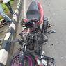 Tidak Hati-hati, Seorang Pengendara Motor Terluka karena Menyerempet Transjakarta