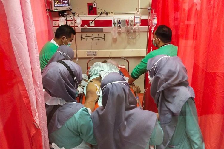 Kondisi M. Samsul sopir truk korban pembacokan sedang mendapatkan perawatan intensif dari petugas RSUD Bangil sebelum dirujuk ke RS. Dr. Soetomo Surabaya, Selasa (1/10 /2024 