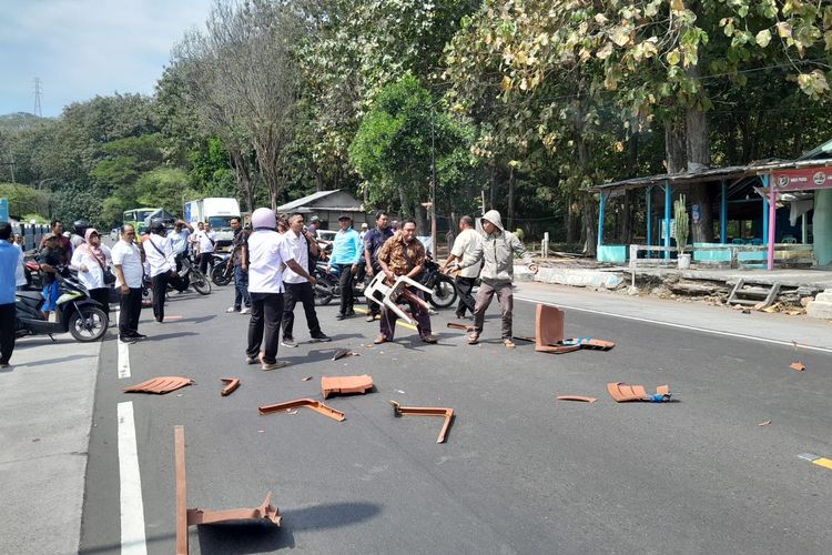 Foto: Sebanyak 68 pegawai Wisata Pasir Putih Kabupaten Situbondo, Provinsi Jawa Timur memblokade atau menutup Jalan Pantura Situbondo akibat kecewa diberitahu diberhentikan oleh pemerintah daerah pada Senin (28/7/2025) selama 15 menit.