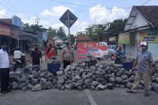 Sering Dilewati Pemudik, Warga dan Polisi Tutup Jalan Pakai Batu Sungai