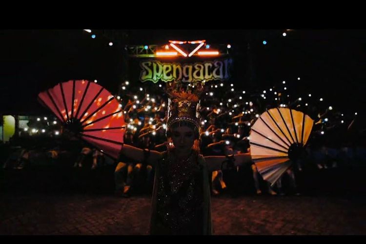 Penari gandrung dan siswa SMPN 3 Muncar tengah berpartisipasi dalam pembuatan video perpisahan yang menyelipkan tarian gandrung Banyuwangi. 