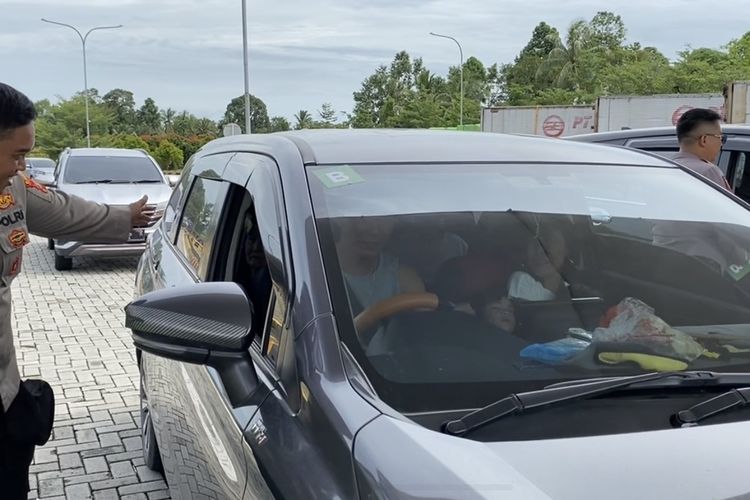 Petugas memeriksa kendaraan di rest area KM 20B tol Lampung apakah sudah memiliki tiket penyeberangan atau belum, Sabtu (6/4/2024). Screening tiket ini dilakukan untuk mencegah penumpukan kendaraan di Pelabuhan Bakauheni.