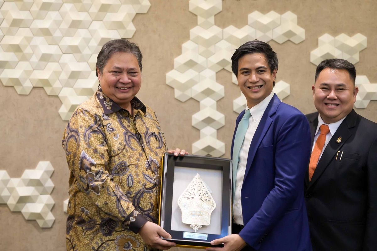 Menteri Koordinator Bidang Perekonomian Airlangga Hartarto menerima kunjungan para Delegasi dari Parlemen Thailand di Kantor Kemenko Perekonomian, Jakarta, Rabu (26/6/2024). 