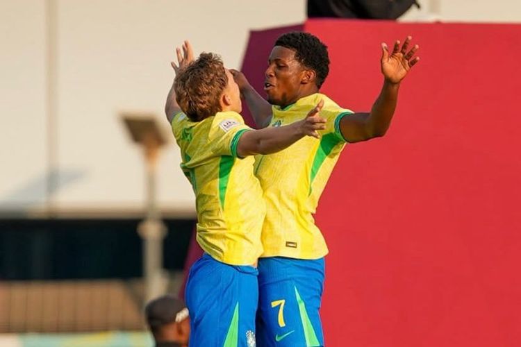 Pemain timnas U17 Indonesia selebrasi usai menjebol gawang Honduras pada laga perdana Grup H Piala Asia U17 2025 yang berakhir dengan skor 7-0 berlangsung di Aspire Zone pitch 7, Doha, Selasa (4/11/2025) sore waktu setempat.