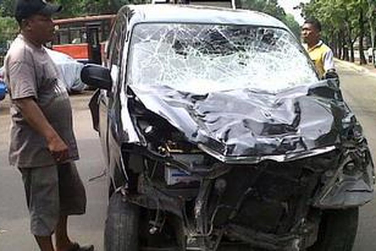 Mobil Daihatsu Xenia hitam dengan nomor polisi B 2479 XI menabrak dan menewaskan delapan orang pada kecelakaan di Jalan Ridwan Rais, Minggu (22/1/2012) siang.