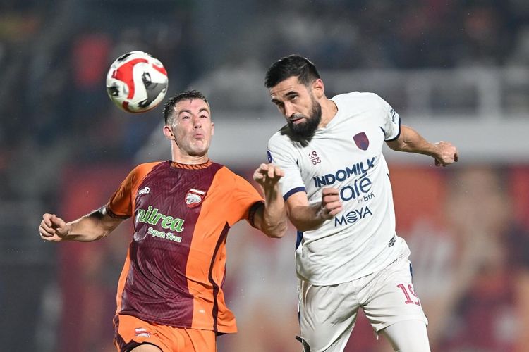 Mariano Peralta (jersey oranye) menyumbang satu gol saat Borneo FC Samarinda membekap Persita Tangerang 2-0 pada pertandingan di Stadion Segiri, Selasa (5/5/2026) malam.