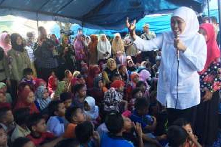 Menteri Sosial RI, Khofifah Indar Indar Parawansa mengajak anak-anak pengungsi korban gempa bersalawat bersama di lokasi pengungsian Masjid Al-Istiqamah Rhieng Blang, Kecamatan Meureudu, Pidie Jaya, Kamis (15/12/2016).