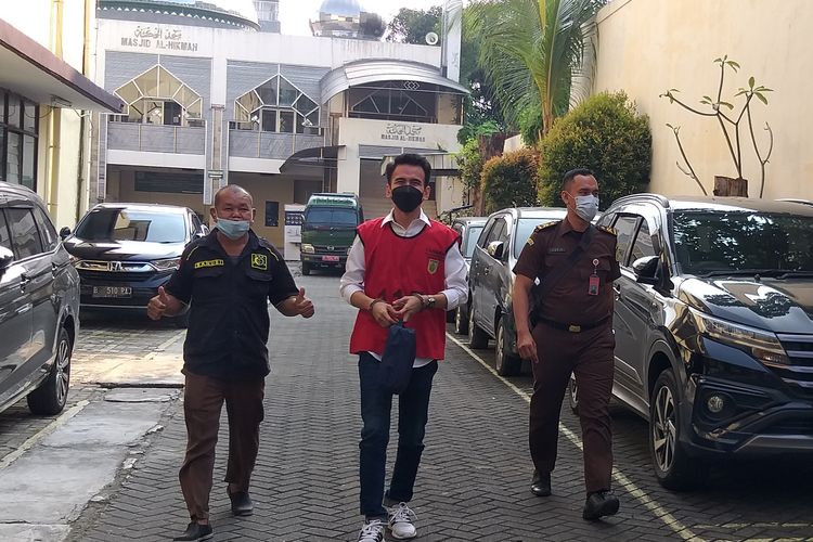 Terdakwa kasus pelanggaran UU ITE, selebgram Adam Deni tiba di Pengadilan Jakarta Utara, di kawasan Gajah Mada, Jakarta Pusat untuk menjalani sidang pembacaan duplik, Senin (20/6/2022).