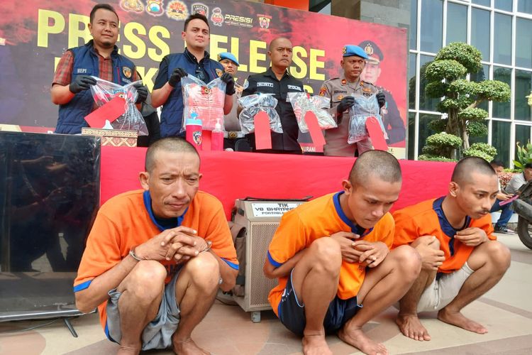 Farikhul Amin (duduk paling kiri) ayah yang telah mencabuli dua putri tirinya, saat rilis ungkap kasus di halaman Mapolres Gresik, Jawa Timur, Selasa (7/5/2024).