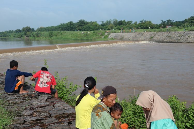 Lokasi perahu terbalik di sungai Brantas di wilayah Dusun Klaci, Desa Brodot, Kecamatan Bandar Kedungmulyo, Kabupaten Jombang, Jawa Timur.