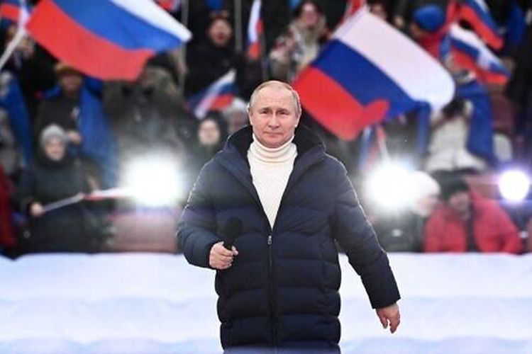 Presiden Rusia Vladimir Putin menghadiri konser yang menandai peringatan kedelapan pencaplokan Crimea oleh Rusia di stadion Luzhniki di Moskwa pada Jumat (18/3/2022).