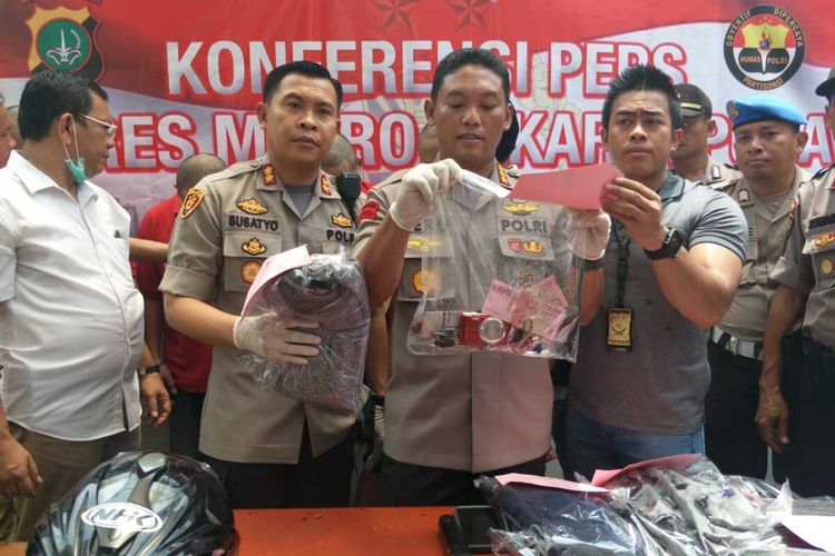 Konferensi pers kasus pencurian dengan modus menyamar sebagai petugas PLN dan PAM di Kampung Bali, Tanah Abang, Jakarta Pusat, Kamis (13/2/2020)