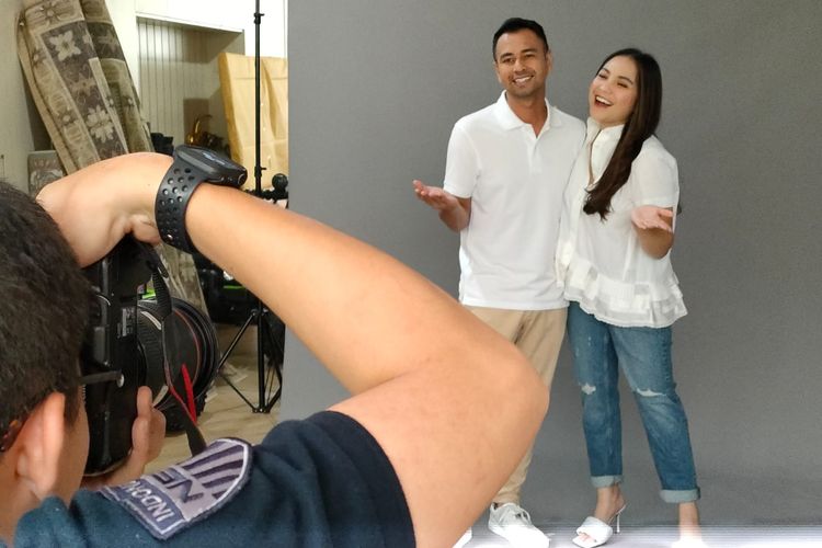 Pasangan Raffi Ahmad dan Nagita Slavina tengah melakukan sesi pemotretan untuk program Saurans. 