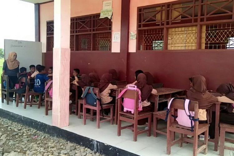 Siswa di SDN 660 Mekar Jaya, Desa Kaliba Mamase, Kecamatan Walenrang, Kabupaten Luwu, Sulawesi Selatan terpaksa belajar di teras kelas, karena kekrangan RKB, Jumat (22/02/2019)