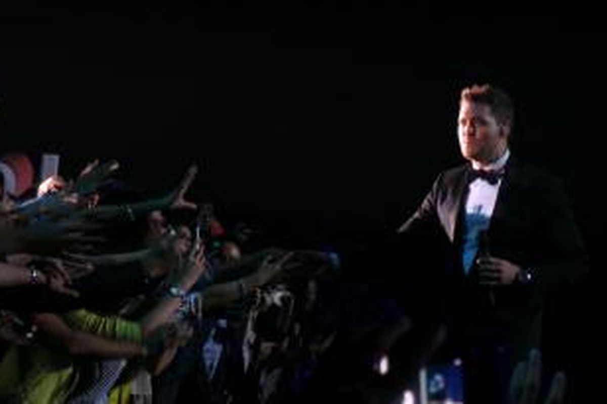 Vokalis, pencipta lagu, dan aktor dari Kanada, Michael Buble (39), menghibur para penggemarnya saat tampil dalam konser Michael Buble Live in Jakarta, di Indonesia Convention Exhibition (ICE) Arena, BSD City, Tangerang, Kamis (29/1/2015) malam.