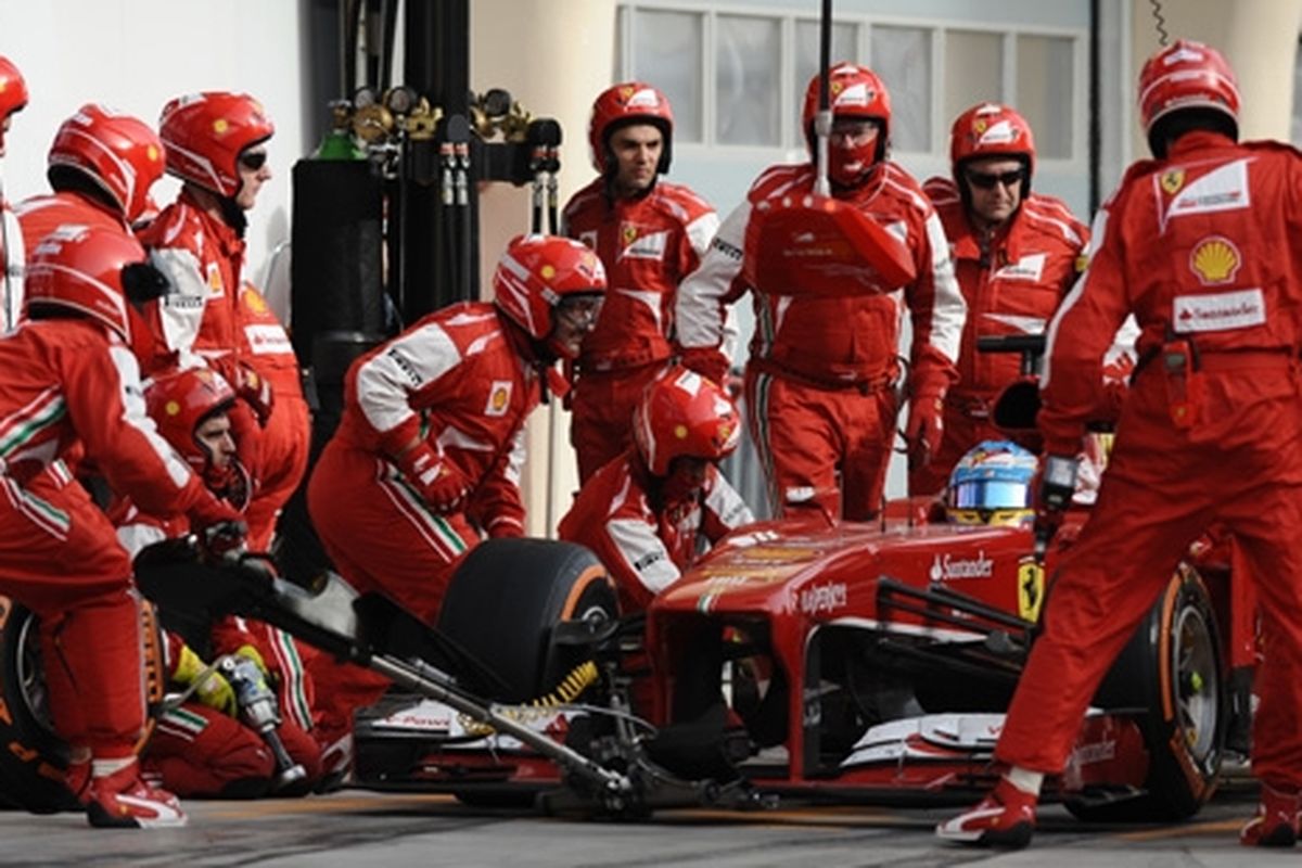Alonso harus masuk pit 4 kali, dua dilakukan dalam dua lap