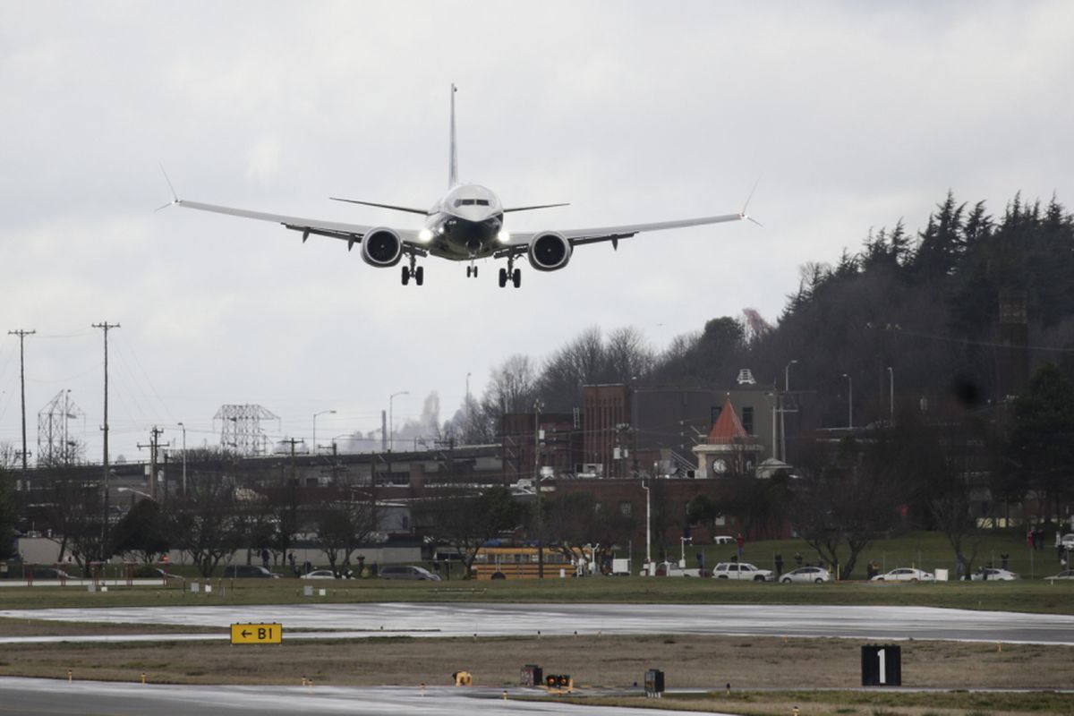 Pesawat generasi terbaru Boeing 737 MAX 8 mendarat di Boeing Field seusai menyelesaikan terbang pertamanya di Seattle Washington, Amerika Serikat, 29 Januari 2016. Pesawat ini merupakan seri terbaru dan populer dengan fitur mesin hemat bahan bakar dan desain sayap yang diperbaharui.