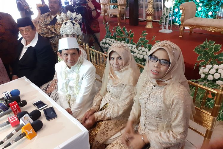 Pelawak Ginanjar menjalani prosesi akad nikah bersama istrinya Tiara Amalia di Griya Agung Salasar, Jalan Kalimulya, Depok, Jawa Barat, Minggu (29/12/2019). Terlihat di dalamnya Ibunda Tiara Amalia Iis Rodiah (kanan), Ibunda Ginanjar (dua kanan), Ginanjar (tengah), dan Tiara Amalia (dua kiri).