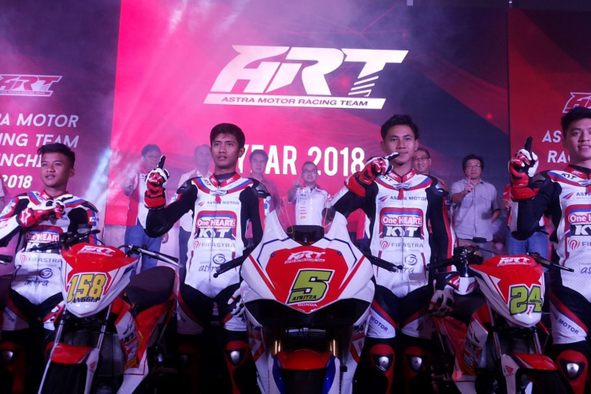 Para pebalap muda belia yang dimiliki Astra Racing Team (ART) 2018 saat acara peluncuran di Jakarta, Selasa (13/3/2018). Mereka semua masih berusia di bawah 17 tahun.