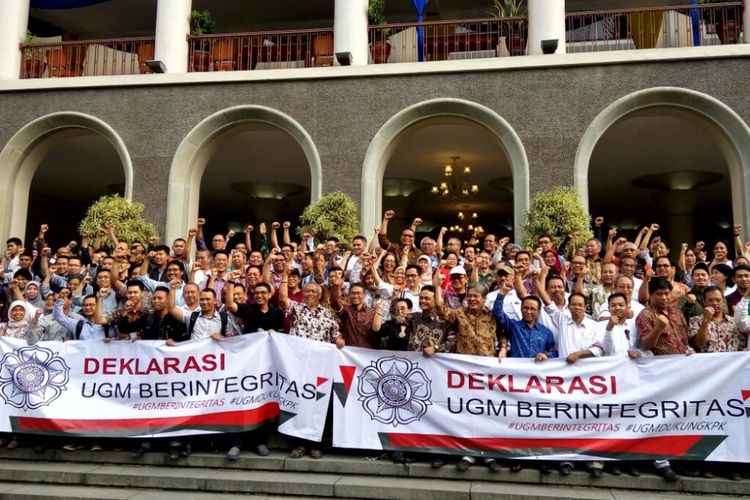 Para dosen , guru besar, karyawan, mahasiswa dan alumni UGM saat berfoto di depan Balirung usai pernyataan sikap