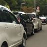 Ramai Unggahan Foto Mobil Parkir di Jalan Depan Perumahan, Bagaimana Aturan dan Sanksinya?