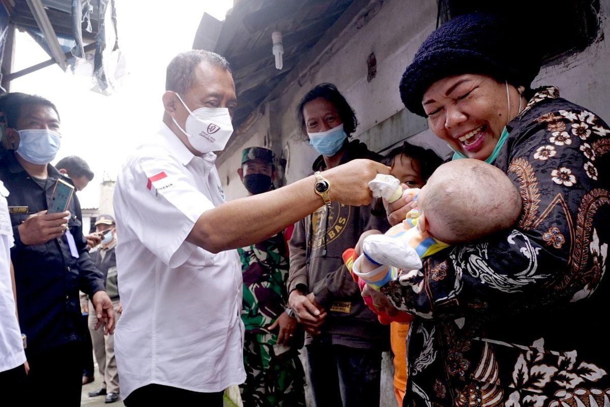 Wakil Wali Kota Surabaya Armuji mengunjungi rumah salah satu keluarga di Dukuh Karangan, Kelurahan Babatan, Kecamatan Wiyung, yang tinggal digubuk tidak layak huni, Rabu (5/1/2022).