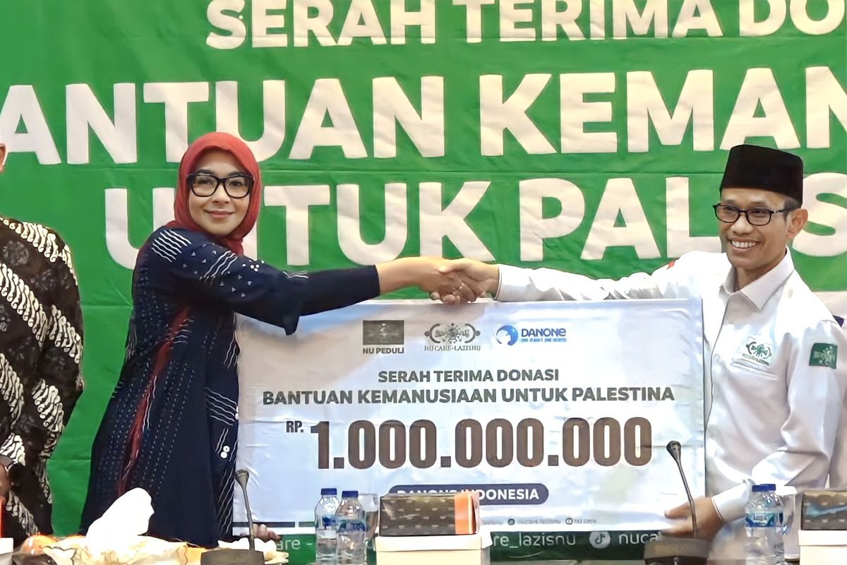 Vice President General Secretary Danone Indonesia Vera Galuh Sugijanto menyerahkan donasi Rp 1 miliar untuk warga Gaza Palestina, kepada Ketua Tanfidziyah Pengurus Besar Nahdlatul Ulama (PBNU) yang membidangi Lazisnu KH Choirul Sholeh Rasyid dan Wakil Ketua NU Care-Lazisnu Qohari Cholil, di Gedung PBNU, Jakarta Pusat, Senin (13/11/2023).