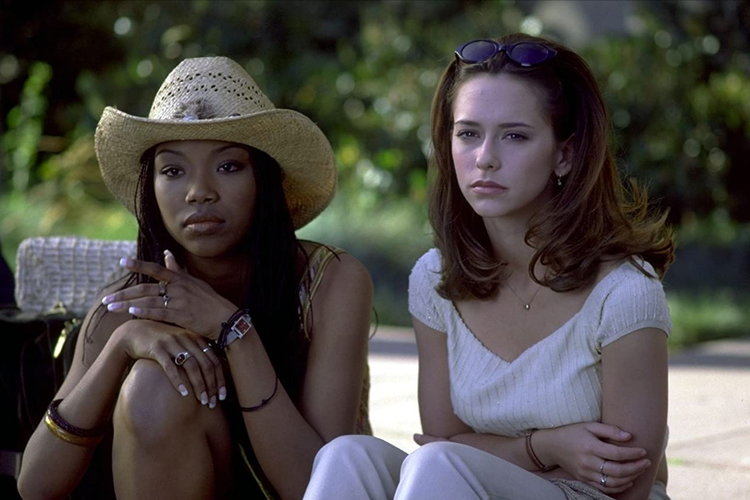 Jennifer Love Hewitt dan Brandy Norwood dalam film misteri I Still Know What You Did Last Summer (1998).