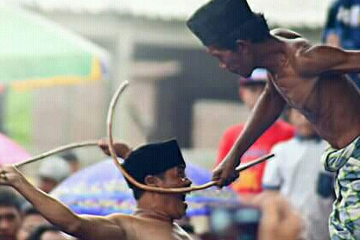 Tradisi Ojung Situbondo, Jawa Timur. Tradisi untuk menghindari bencana yang dilakukan setiap tahun. 