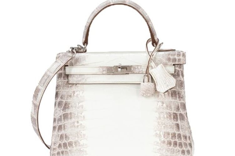 Tas tangan Hermes Himalaya Retourne Kelly 25 terjual seharga Rp 5,3 miliar dalam acara lelang Sotheby's di Paris.