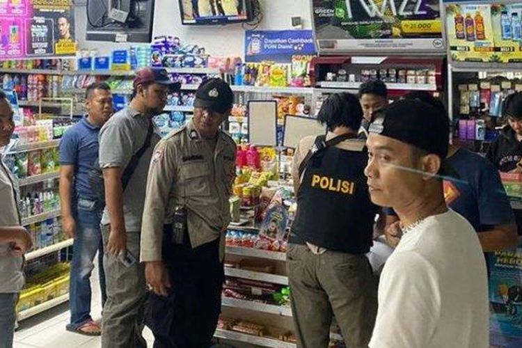 Polisi melakukan olah TKP perampokan yang terjadi di minimarket Indomaret yang berada di Jalan Raya Maracang, Desa Maracang, Kecamatan Babakancikao, Kabupaten Purwakaera, Jawa Barat pada Kamis (11/5/2023) malam. 