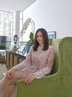 Di usia 45, Wulan Guritno tampil fresh bak ABG. Ini 5 gayanya usai jalani oplas kecantkan.