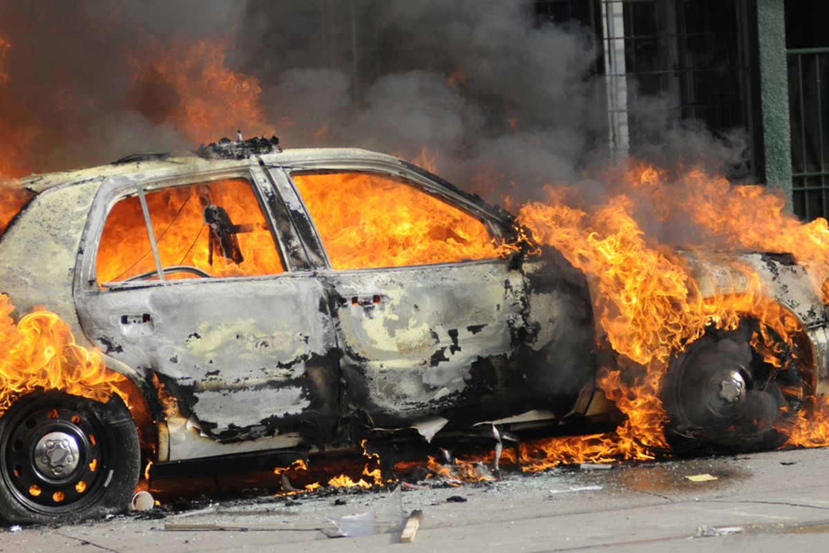 Ilustrasi mobil terbakar