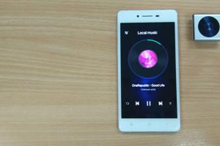 Kehadiran Oppo R7 dilengkapi media hiburan berteknologi canggih yaitu perangkat nirkabel O-Music.