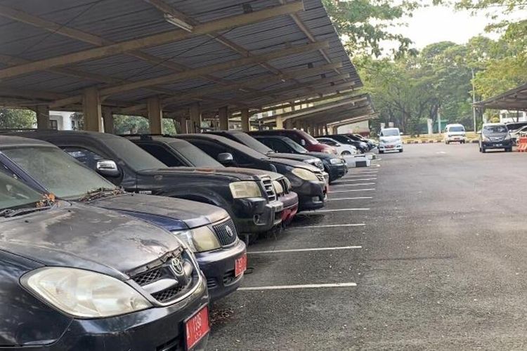 Sejumlah kendaraam dinas terparkir di halaman Sekretariat Daerah (Setda) Provinsi Banten. Ada 254 unit kendaraan dinas yang menunggak pajak dengan total nominal Rp1,2 miliar.