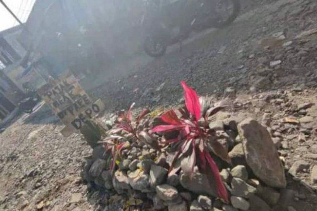 Warga Sukabumi protes jalan rusak di daerahnya tak jua diperbaiki dengan cara membuat makam di tengah jalan. 