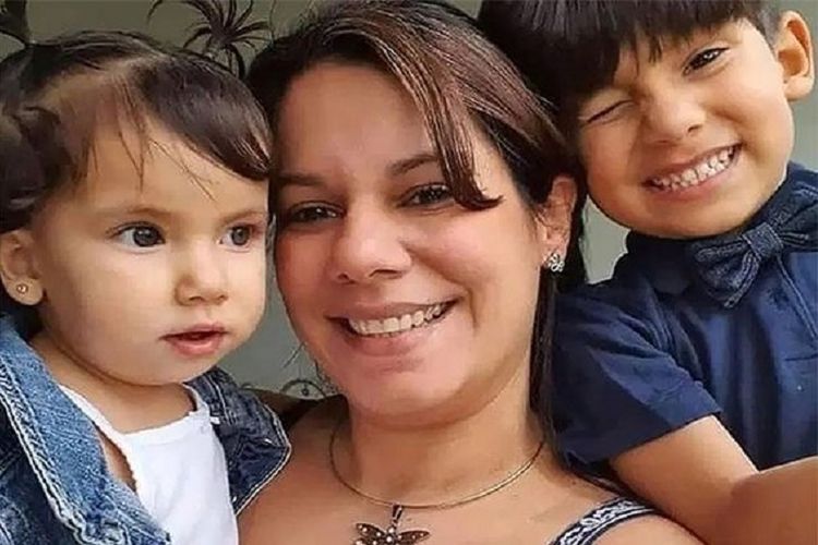 Mariely Chacon bersama dua anaknya. Ibu berusia 40 tahun itu tewas demi menyelamatkan anak-anaknya ketika mereka terombang-ambing di lautan selama empat hari, karena kapal yang mereka tumpangi untuk berlayar ke La Tortuga, dekat Venezuela, karam pada 3 September. Mariely disebut minum air kencingnya sendiri demi menyusui anak-anaknya, sebelum dia tewas akibat dehidrasi.