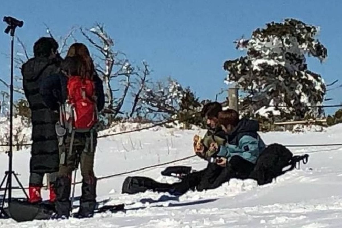 Xiumin EXO dan Changmin TXVQ (berdua di kanan) menjalani shooting seri televisi I Live Alone di Taman Nasional Hallasan, Pulau Jeju, Korea Selatan.