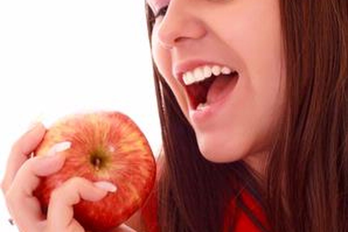 Wanita ramping juga terbiasa makan buah lebih banyak.