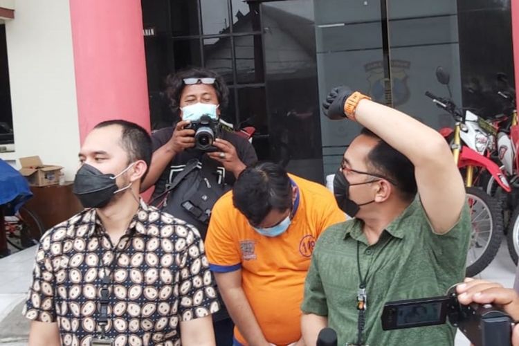 Jaksa gadungan Abdussomad (kaus kuning) diamankan di Mapolrestabes Surabaya.
