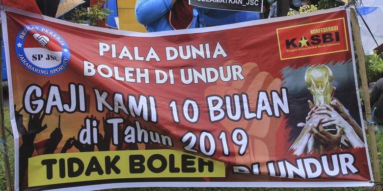 Para pegawai PT Jakabaring Sport City (JSC) Palembang, menggelar aksi mogok kerja lantaran gaji mereka selama 10 bulan pada tahun 2019 lalu sampai saat ini tak dibayar, Kamis (8/4/2021).
