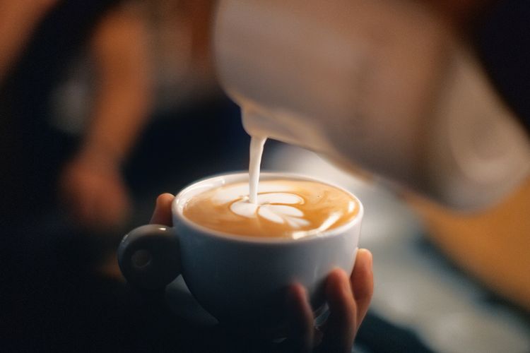 Ilustrasi cappuccino, salah satu jenis kopi espresso-based yang populer di kafe Indonesia.