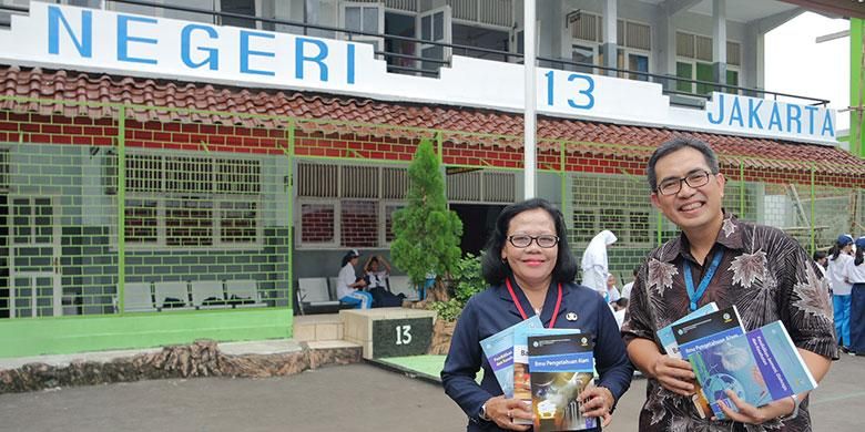 Buku teks kurikulum 2013 diterima langsung oleh Kepala Sekolah SMP N 13 Jakarta, Selasa, (19/07/2016)