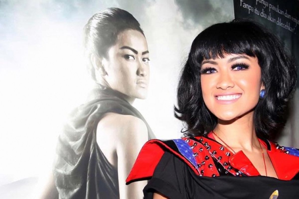 Artis peran yang juga penyanyi dangdut Julia Perez, yang biasa dipanggil Jupe, hadir dalam konferensi pers mengenai film Gending Sriwijaya di Platinum XXI fX, Senayan, Jakarta Selatan, Sabtu (5/1/2013).