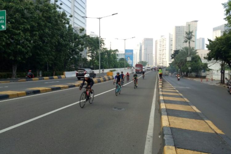 Sejumlah pesepeda jenis road bike kembali melintasi Jalan Layang Non-Tol Kampung Melayu-Tanah Abang, Sabtu (5/6/2021) pagi.