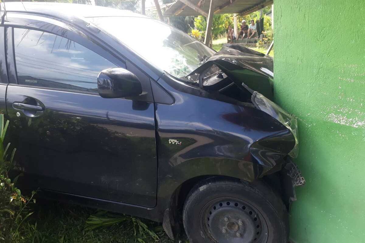 Sebuah mobil Avanza menabrak pohon kelapa dan kios miklik warga di kawasan Desa Suli, Kecamatan Salahutu, Kabupaten Maluku Tengah, Senin (18/4/2022)